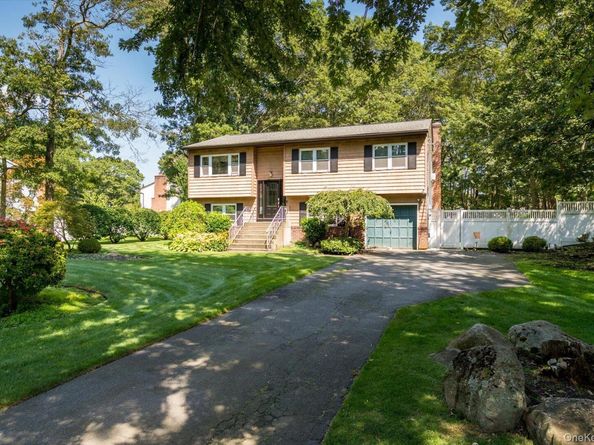 588 Boxwood Drive, Shirley NY 11967
