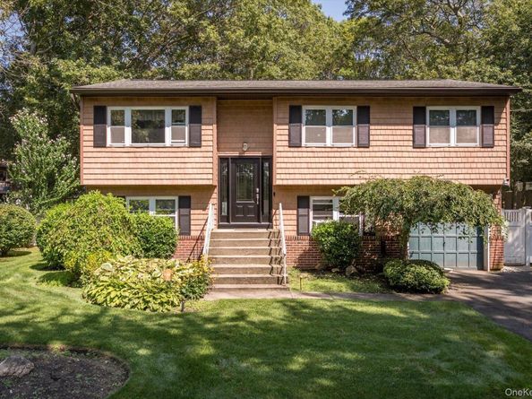 588 Boxwood Drive, Shirley NY 11967
