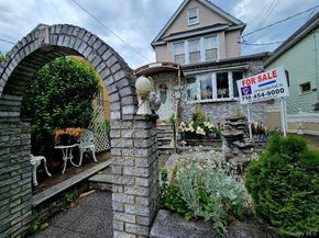 Undisclosed Address #904545, Briarwood NY 11435