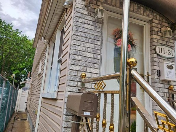Undisclosed Address #904545, Briarwood NY 11435