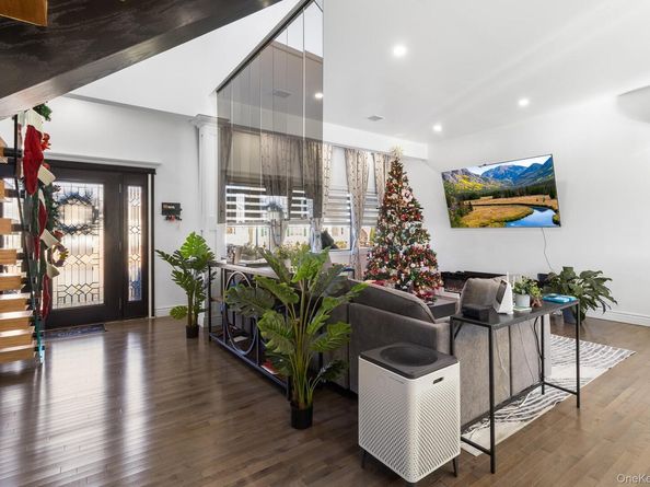 166 17th Street, West Babylon NY 11704