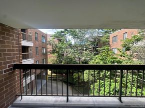 376 Central Avenue 3V, Lawrence NY 11559