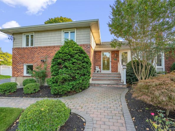 7 Chelsea Drive, Syosset NY 11791