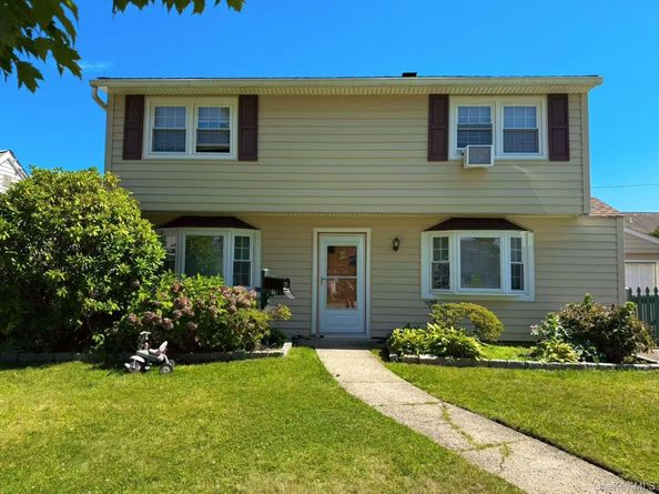11 Surrey Lane, Levittown NY 11756