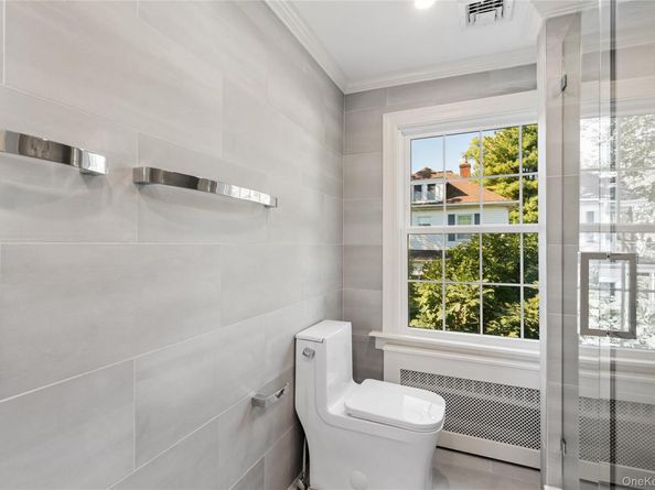 99 Warner Avenue, Roslyn Heights NY 11577