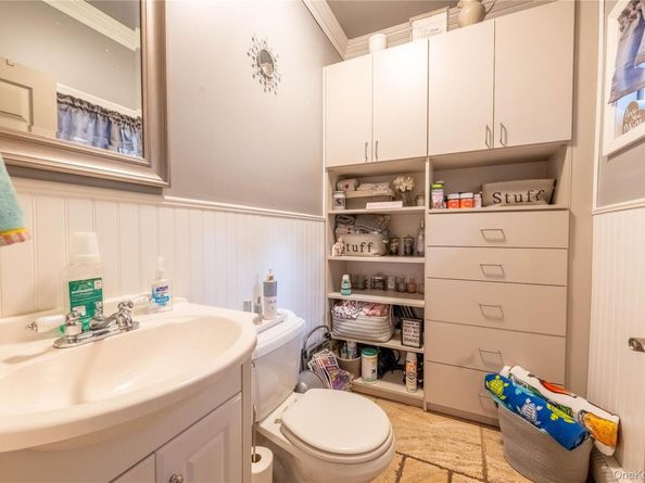 21 Locust Avenue S, Medford NY 11763