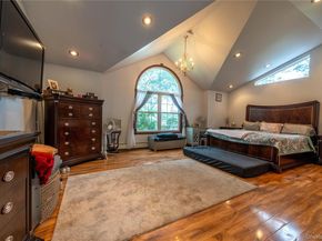 21 Locust Avenue S, Medford NY 11763