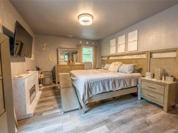 21 Locust Avenue S, Medford NY 11763