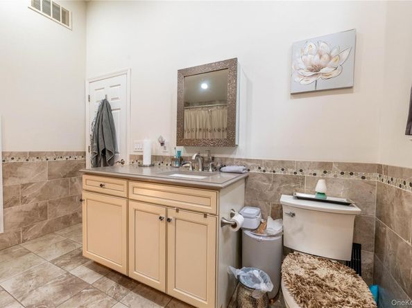 21 Locust Avenue S, Medford NY 11763