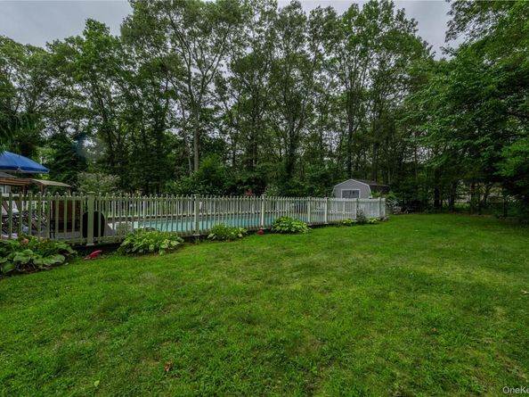 21 Locust Avenue S, Medford NY 11763
