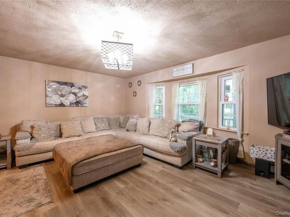 21 Locust Avenue S, Medford NY 11763