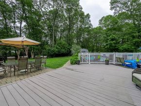 21 Locust Avenue S, Medford NY 11763