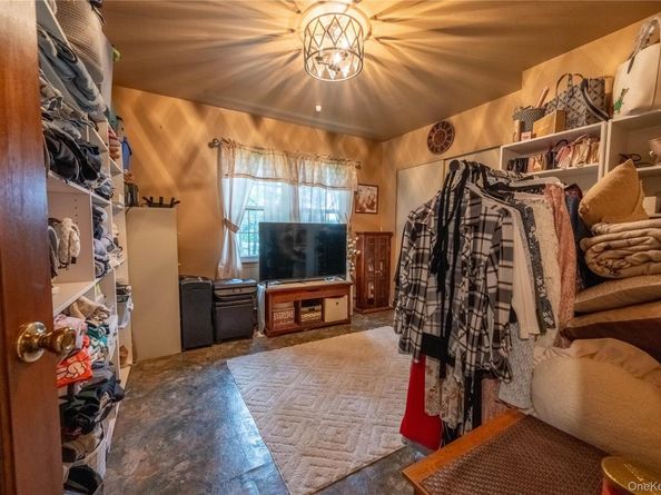 21 Locust Avenue S, Medford NY 11763