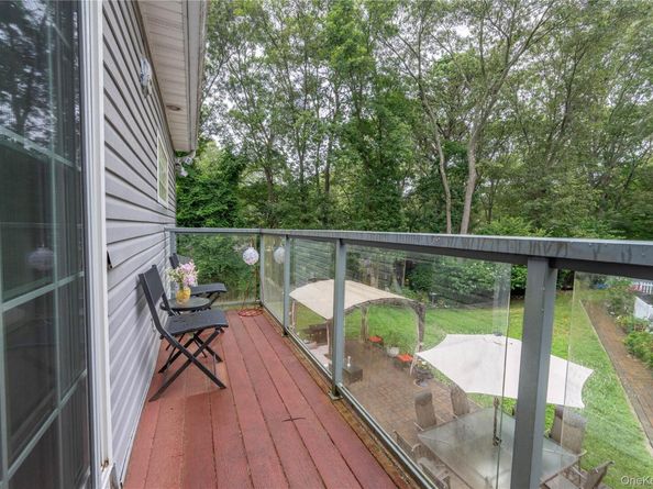 21 Locust Avenue S, Medford NY 11763