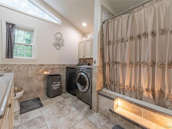 21 Locust Avenue S, Medford NY 11763