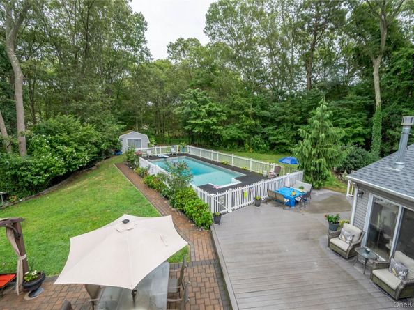 21 Locust Avenue S, Medford NY 11763