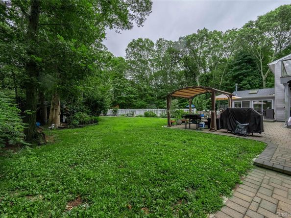 21 Locust Avenue S, Medford NY 11763