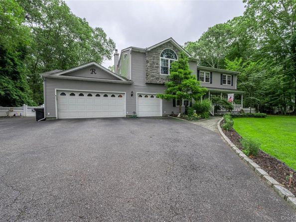 21 Locust Avenue S, Medford NY 11763