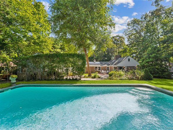 29 Squiretown Road D, Hampton Bays NY 11946
