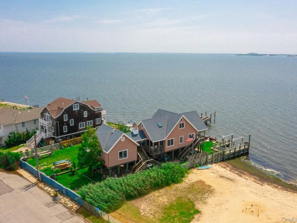 49 Bayview Avenue W, Lindenhurst NY 11757