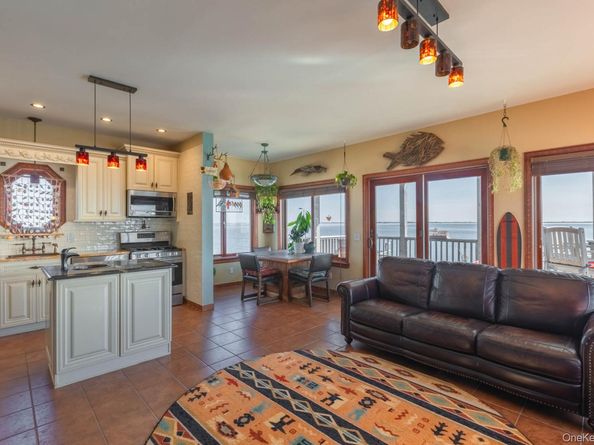 49 Bayview Avenue W, Lindenhurst NY 11757