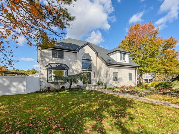 21 Pine Edge Place, Dix Hills NY 11746