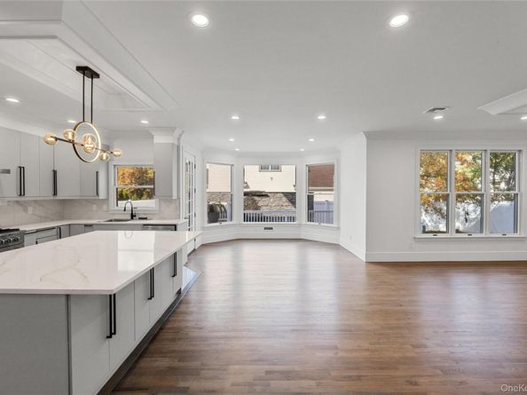 21 Pine Edge Place, Dix Hills NY 11746