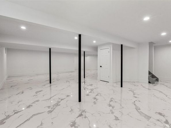 21 Pine Edge Place, Dix Hills NY 11746