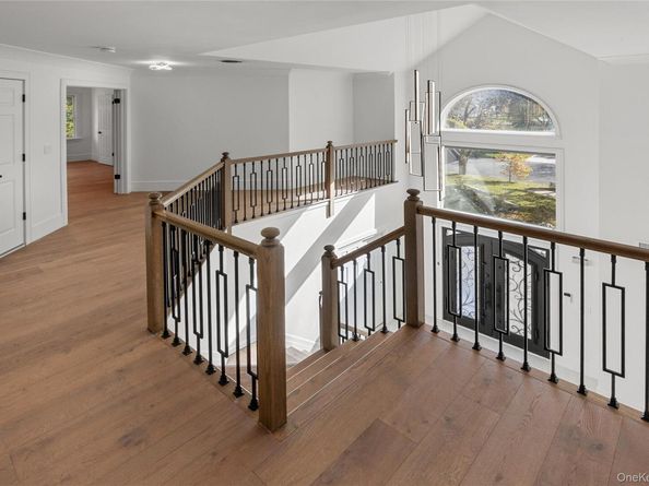 21 Pine Edge Place, Dix Hills NY 11746