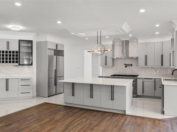 21 Pine Edge Place, Dix Hills NY 11746