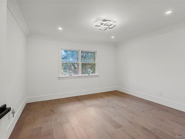 21 Pine Edge Place, Dix Hills NY 11746