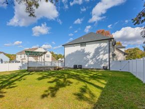 21 Pine Edge Place, Dix Hills NY 11746