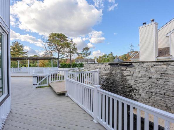 21 Pine Edge Place, Dix Hills NY 11746