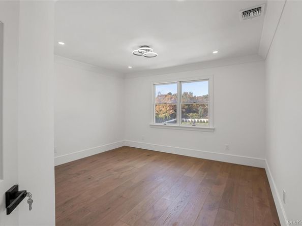 21 Pine Edge Place, Dix Hills NY 11746