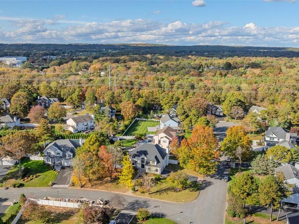 21 Pine Edge Place, Dix Hills NY 11746