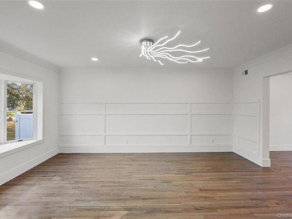 21 Pine Edge Place, Dix Hills NY 11746