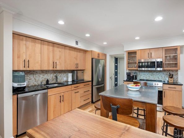 16 Sheffield Hill, Woodbury NY 11797