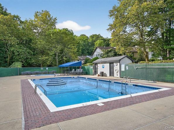 16 Sheffield Hill, Woodbury NY 11797