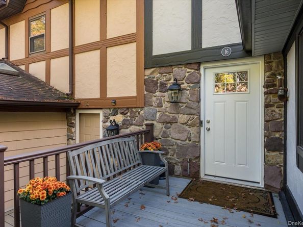 16 Sheffield Hill, Woodbury NY 11797