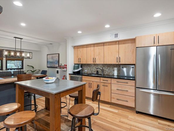 16 Sheffield Hill, Woodbury NY 11797