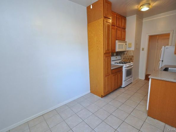 120 Stonelea Place 3M, New Rochelle NY 10801