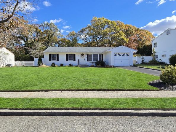 45 Rose Place, Selden NY 11784