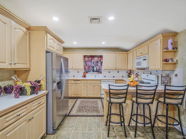 325 W 16th Street, Deer Park NY 11729