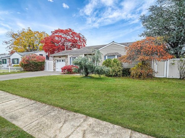 325 W 16th Street, Deer Park NY 11729