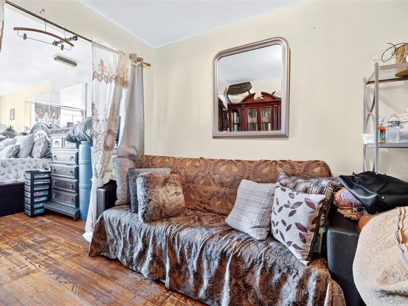 1007 E 215th Street, Bronx NY 10469