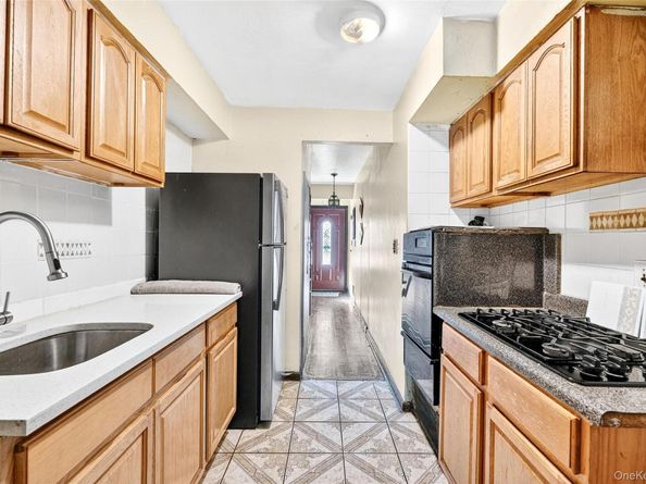 1007 E 215th Street, Bronx NY 10469