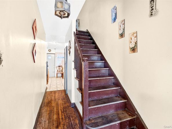 1007 E 215th Street, Bronx NY 10469