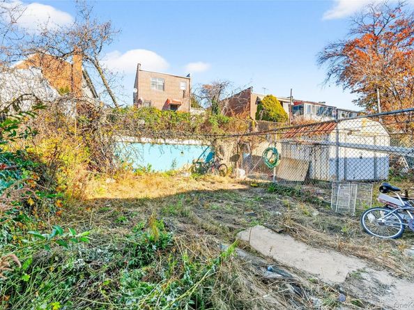 1007 E 215th Street, Bronx NY 10469