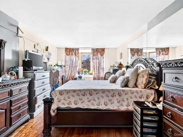 1007 E 215th Street, Bronx NY 10469