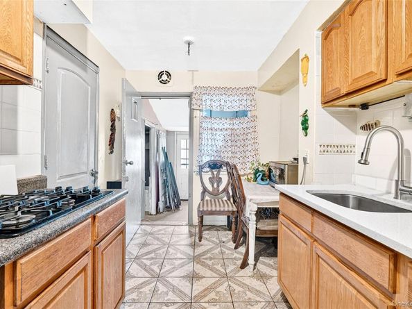 1007 E 215th Street, Bronx NY 10469